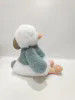 Une poupée en peluche, une poupée mignonne, une poupée de confort, un cadeau d'anniversaire.