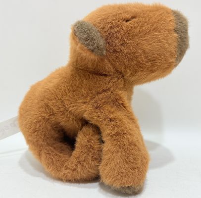 Le bracelet de jouet en peluche Capybara peut être porté sur le guidon d'un vélo, les poignées d'une raquette de badminton et d'autres positions.