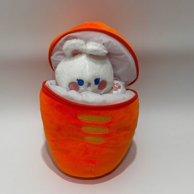 Des jouets en peluche avec fermeture à glissière en forme de carotte