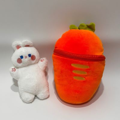 Des jouets en peluche avec fermeture à glissière en forme de carotte