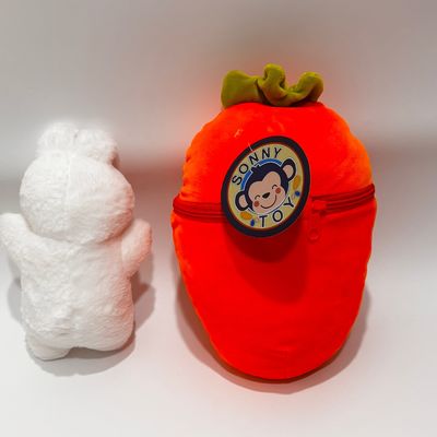 Des jouets en peluche avec fermeture à glissière en forme de carotte