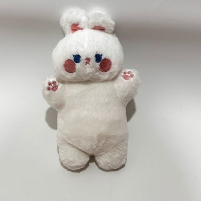 Des jouets en peluche avec fermeture à glissière en forme de carotte