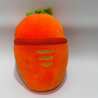 Des jouets en peluche avec fermeture à glissière en forme de carotte