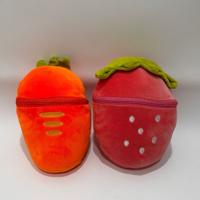 Des jouets en peluche avec fermeture à glissière en forme de carotte
