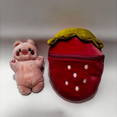 Des jouets en peluche avec fermeture à glissière en forme de fraise