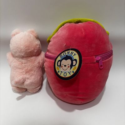 Des jouets en peluche avec fermeture à glissière en forme de fraise