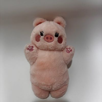 Des jouets en peluche avec fermeture à glissière en forme de fraise