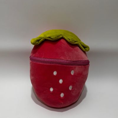 Des jouets en peluche avec fermeture à glissière en forme de fraise