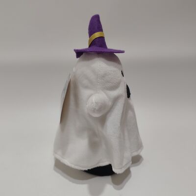Les fantômes blancs d'Halloween portent des chapeaux et des balaies