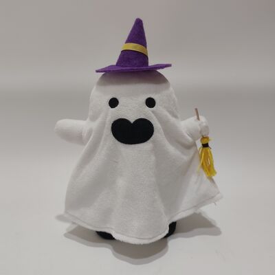 Les fantômes blancs d'Halloween portent des chapeaux et des balaies