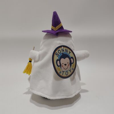 Les fantômes blancs d'Halloween portent des chapeaux et des balaies