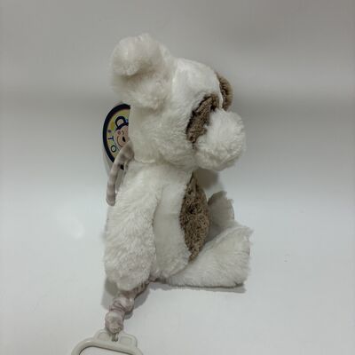 Un chien en peluche doux, une boîte à musique pour bébés, un bébé endormi, un jouet en peluche.